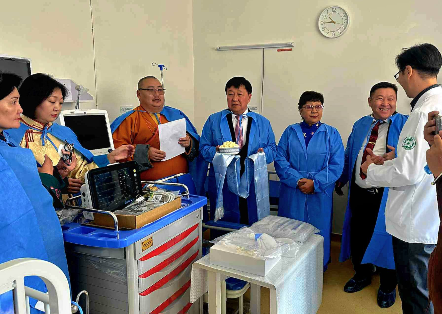 Хүүхдийн тасагт эрчимт эмчилгээний тоног төхөөрөмж, эмнэлгийн хэрэгсэл хандивлалаа